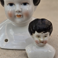 hvidt-porcelaens-dukke-hoved-roede-kinder-sort-haar-antikt-tysk-legetoej